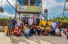 Los protagonistas de la jornada posan con sus respectivos trofeos junto a directivos y amigos. Fotos: Rodrigo Wolff.