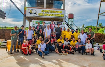 Los protagonistas de la jornada posan con sus respectivos trofeos junto a directivos y amigos. Fotos: Rodrigo Wolff.