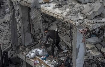 Un palestino inspecciona los escombros de un edificio tras un ataque aéreo de Israel