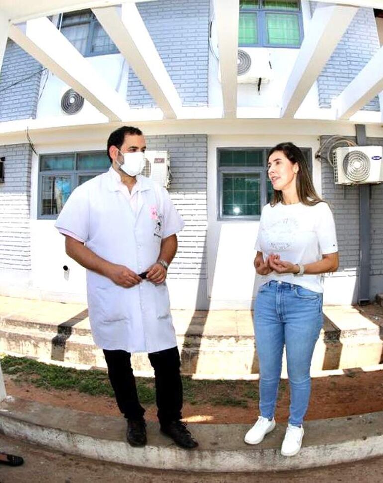 El director del Hospital Regional de Paraguarí, Dr. Luis Id y la gobernadora Norma Zárate de Monges.