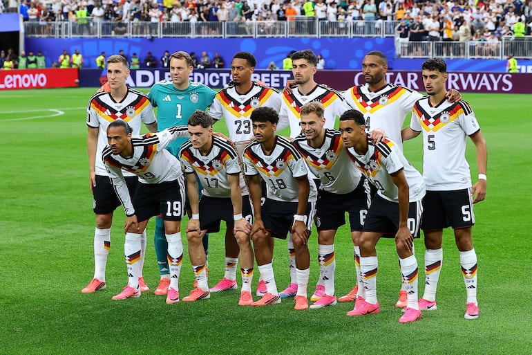 La selección de Alemania posa al inicio del partido del grupo C del Mundial 2026 entre las selecciones de Alemania y Curazao, este domingo en el NRG Stadium de Houston (Texas).