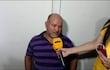 Un hombre con camiseta a rayas moradas y negras conversa con una periodista que sostiene un micrófono de ABC Color, en un entorno interior.