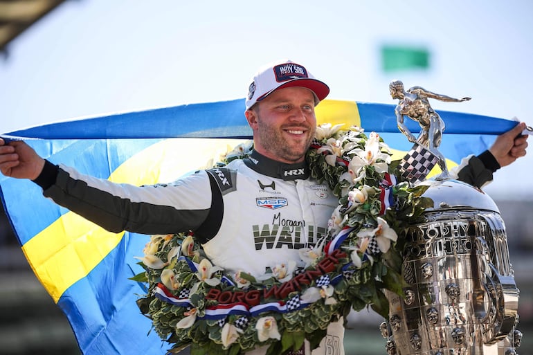 Felix Rosenqvist con su trofeo y la bandera de su país, Suecia.