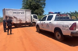 Agentes policiales en el lugar del hecho luego de auxiliar a los heridos.