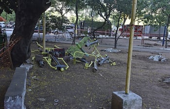 La Plaza O'Leary de Asunción, una de las 4 plazas del Panteón, está vallada hace varios días.
