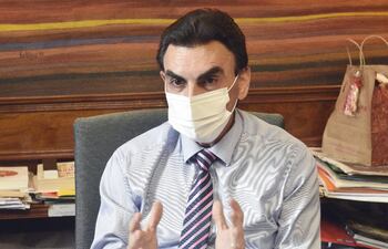 El ministro Carlos Pereira compartió las proyectos con que cuenta con miras a disminuir el déficit habitacional del país.