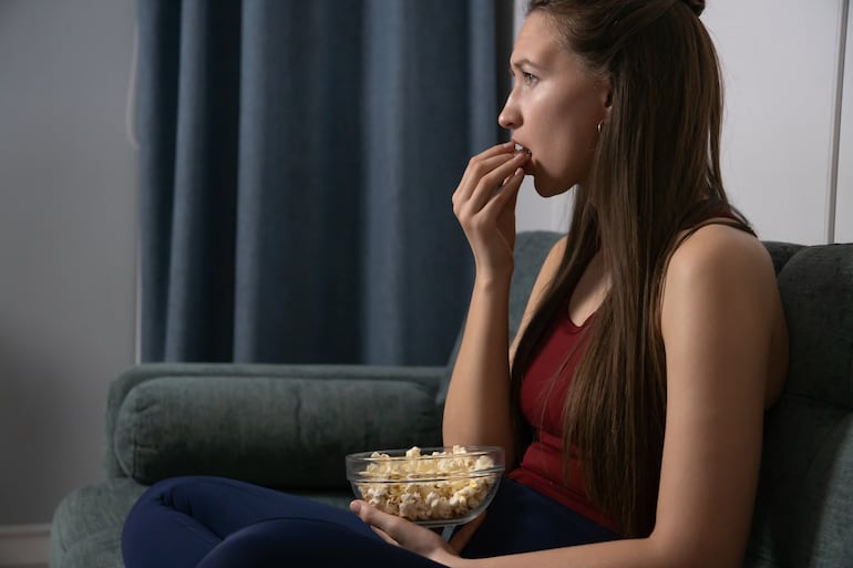 Mujer mirando una serie.