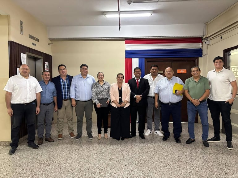 La intendenta de Mariano Roque Alonso Carolina Aranda (Centro) y junto a ella el concejal e intendentable cartista Julian Vega entre otros ediles y el diputado Marcelo Salinas, cuando visitaron el MOPC en marzo último.