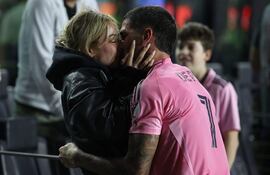 Rodrigo De Paul, del Inter Miami CF, celebra con un apasionado beso a Tini Stoessel después de ganar la final de la conferencia oeste de la Copa MLS Audi 2025. (Leonardo Fernández/Getty Images/AFP)