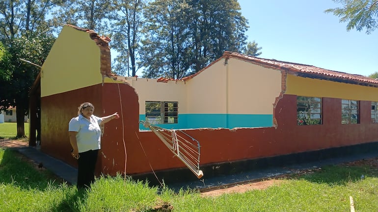 La directora de la escuela María Auxiliadora, Celsa Iriarte, señala el sector dañado del pabellón clausurado.