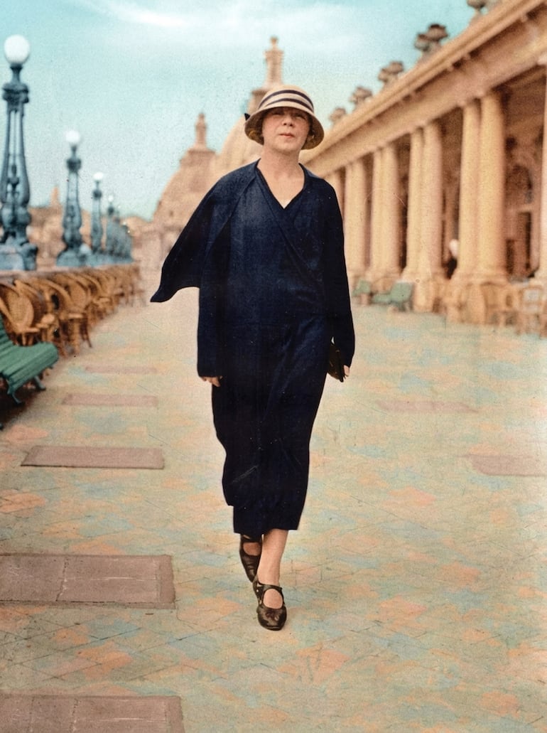 Alfonsina Storni caminando por la antigua Rambla Bristol en Mar del Plata, Argentina, alrededor de 1924 (Fotografía coloreada).