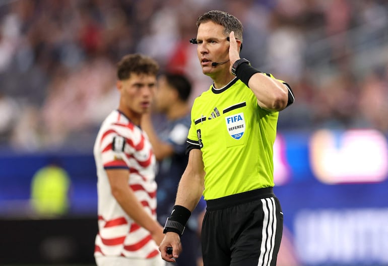 El árbitro Danny Makkelie observa mientras se lleva a cabo una revisión del VAR por 'confusión de identidad' en una entrada entre Miguel Almirón de Paraguay y Tim Ream de los Estados Unidos durante el partido del Grupo D de la Copa Mundial de la FIFA 2026 entre Estados Unidos y Paraguay en el Los Angeles Stadium.