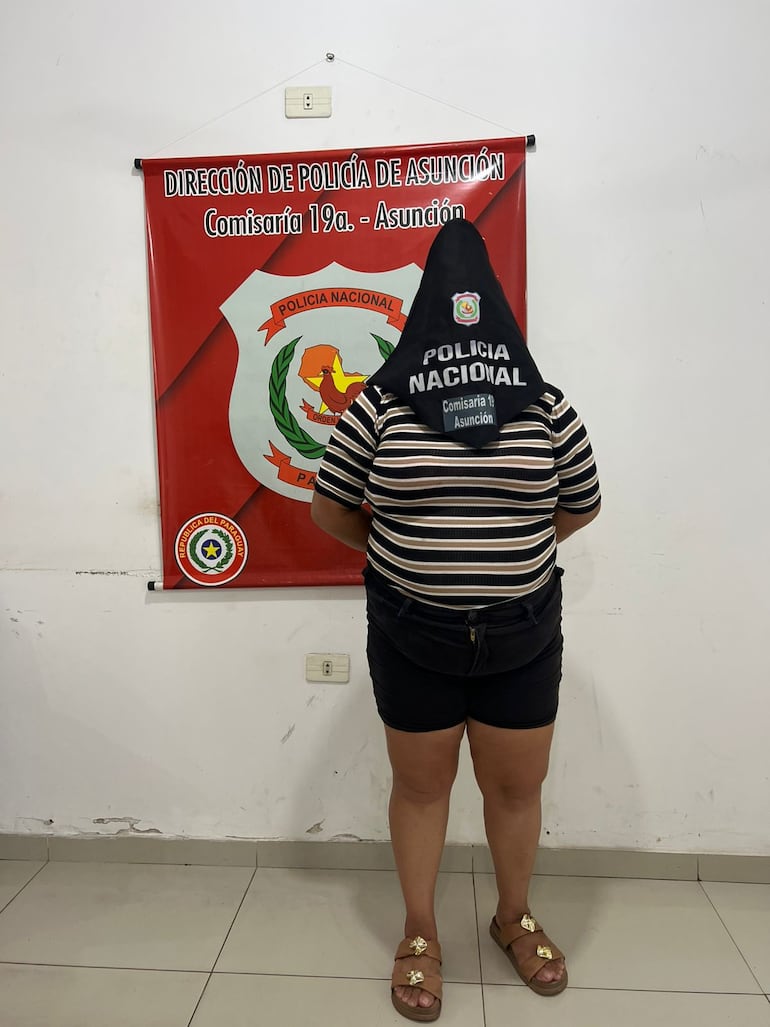 Cae presunta “descuidista” con cuatro órdenes de captura tras intento de hurto en farmacia