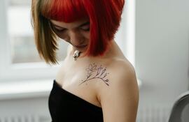Los tatuajes de línea fina son tendencia.
