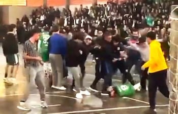 Momento en que el jugador del Colegio San Roque González de Santa Cruz recibe un peligroso puntapié en la cabeza durante los Juegos JEEN.