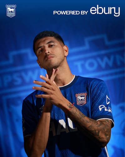 Con esta imagen, el Ipswich Town anunció la incorporación del volante argentino Exequiel Palacios.