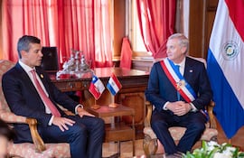 Santiago Peña (i), hablando con su homólogo de Chile, José Antonio Kast, durante una reunión en la que acordaron profundizar los vínculos económicos, avanzar en proyectos conjuntos de infraestructura y fortalecer la cooperación en seguridad este miércoles, en Valparaíso (Chile).