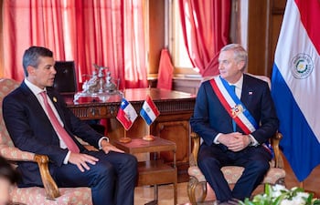 Santiago Peña (i), hablando con su homólogo de Chile, José Antonio Kast, durante una reunión en la que acordaron profundizar los vínculos económicos, avanzar en proyectos conjuntos de infraestructura y fortalecer la cooperación en seguridad este miércoles, en Valparaíso (Chile).