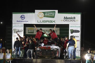 Carlos Bogado (d) y Enrique Benítez son los campeones de la general tracción sencilla del TCR50.