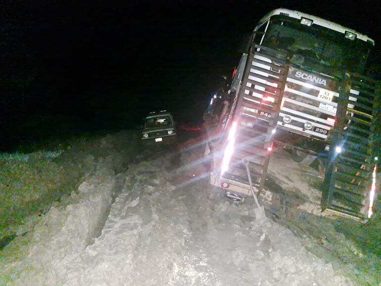 La irresponsabilidad del conductor del camión de gran porte, y la desidia estatal, pusieron en riesgo la vida de la recién nacida.