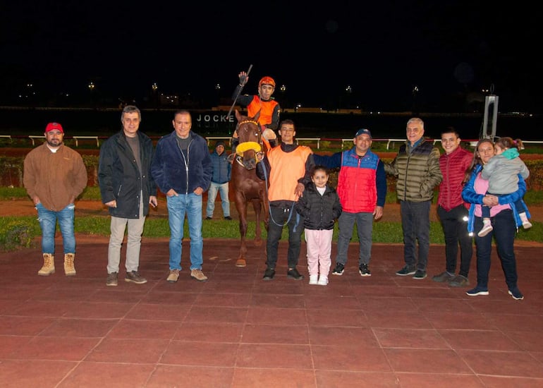 Lunático, junto a la muchachada de la caballeriza J.C.