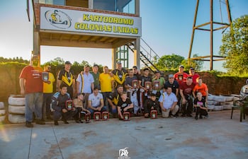 Los protagonistas de las diferentes categorías posan con sus trofeos en el cierre del certamen. Fotos: Rodrigo Wolff.