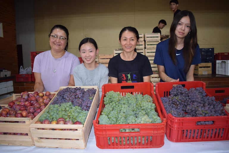 Variedad de productos se puede adquirir de la Expo Frutas La Colmena.