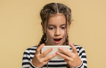 Niña con teléfono celular