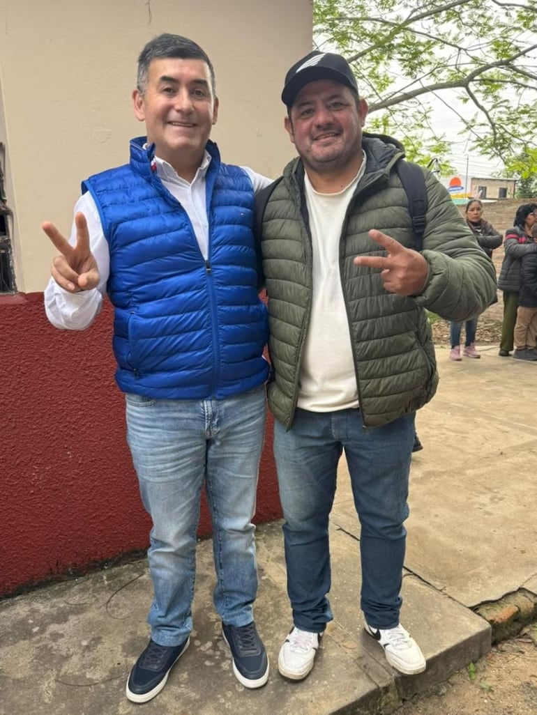 El candidato liberal Carlos Catalino Encina Portillo venció al colorado Aldo Armoa en San Juan de Ñeembucú. Aquí posa junto al diputado liberal Diosnel Aguilera.