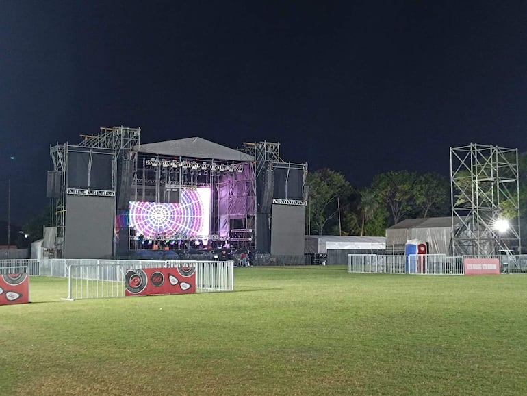 Escenario colorido con luces y pantallas en el Arena Asunción, preparado para el concierto de Beéle.