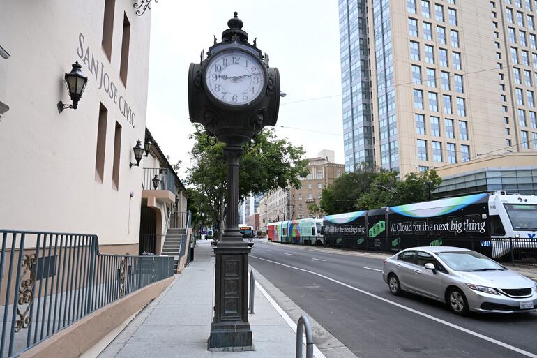 En la capital tecnológica, los tradicionales relojes urbanos permanecen marcando las horas en las calles.