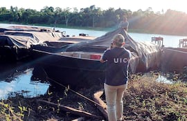 La UIC, unidad anticontrabando, se encontró con lanchas cargadas de cigarrillos a punto de ser enviadas al Brasil.