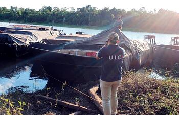 La UIC, unidad anticontrabando, se encontró con lanchas cargadas de cigarrillos a punto de ser enviadas al Brasil.