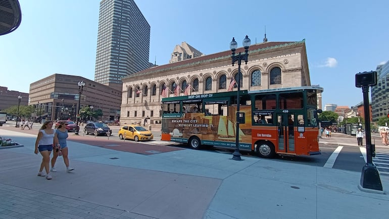 Un trolebús turístico de dos pisos de Old Town Trolley Tours en Boston.