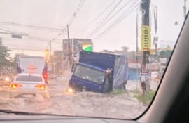 Un camión fue arrastrado por el inmenso raudal este viernes.