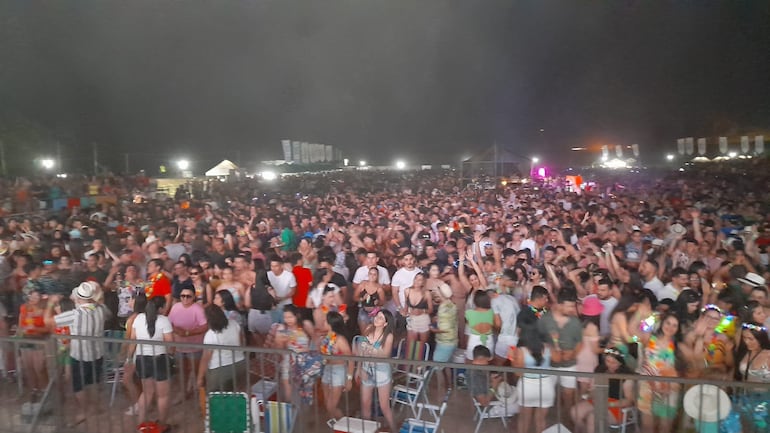 Gran cantidad de personas en la fiesta Hawaiana, en Pilar.