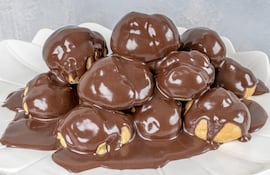 Profiteroles bañados en chocolate.