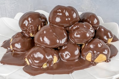 Profiteroles bañados en chocolate.