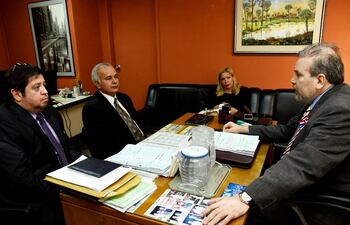 El expresidente de la Asociación de Funcionarios del Poder Judicial Celso Alvarenga y el abogado Juan Rafael Ramírez (izq,) ante el entonces juez penal de garantías Óscar Delgado, al inicio del proceso por estafa y lesión de confianza, delitos por lo cuales fue condenado a 8 años de cárcel.