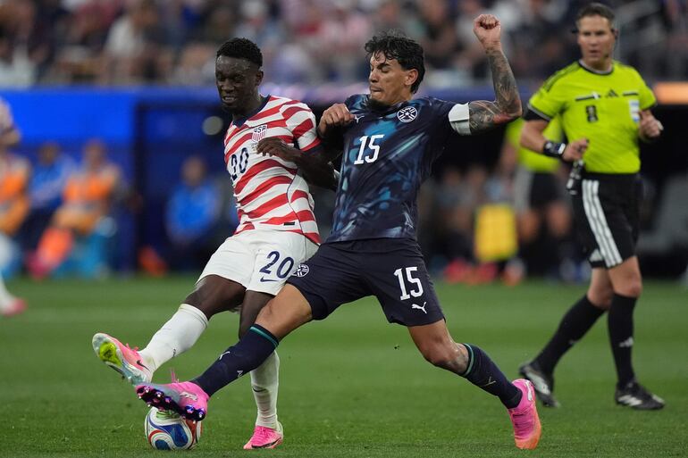 Gustavo Gómez de Paraguay (D) en acción contra Folarin Balogun de EE. UU. (I) durante el partido de la fase de grupos de la Copa Mundial de la FIFA 2026 entre EE. UU. y Paraguay, en Los Ángeles, California, EE. UU.