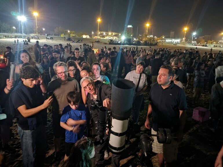 El evento central se concentró en la playa frente a la bahía de la capital, donde el Museo de Ciencias (MuCi) instaló una batería de potentes telescopios a disposición del público.