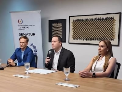Juan Andrés Szopa (delegado de MTB Paraguay, representante de la organización), Javier Ramírez, Ministro de SENATUR y Bertha Hahn, titular de la Federación Paraguaya de Ciclismo, presentando la competencia de ciclismo.