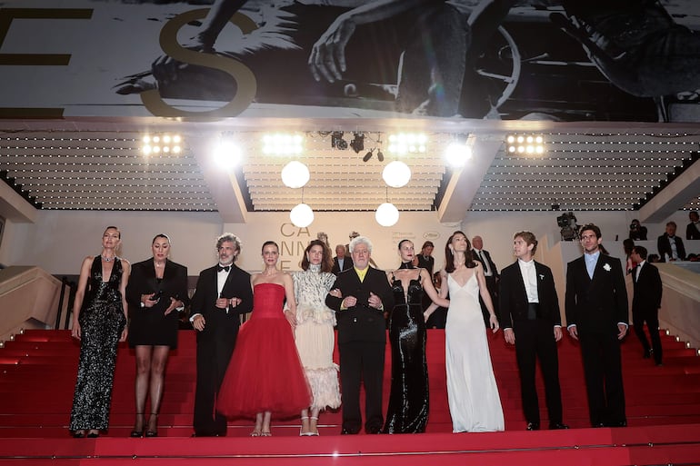 El elenco de "Amarga Navidad", junto al director Pedro Almodóvar.