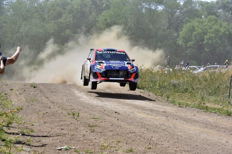 Fau Zaldívar y Marcelo der Ohannesian (Hyundai i20 N Rally2 #1), a pesar de los inconvenientes que sufrieron con el auto, subieron al podio.