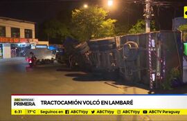 Tractocamión volcó en Lambaré
