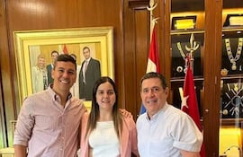El presidente Santiago Peña, la candidata de la Lista 1 de la ANR, María Gloria Rodríguez y el presidente de la ANR, Horacio Cartes.