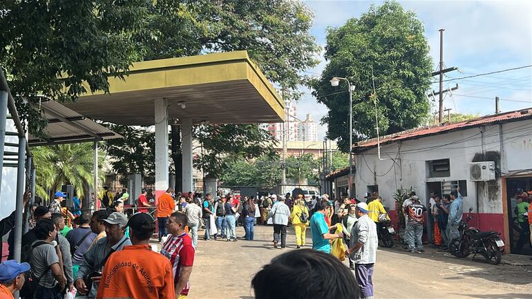 Los funcionarios de Aseo Urbano cerraron su sede como medida de fuerza ante la falta de cobro de todos sus trabajadores.