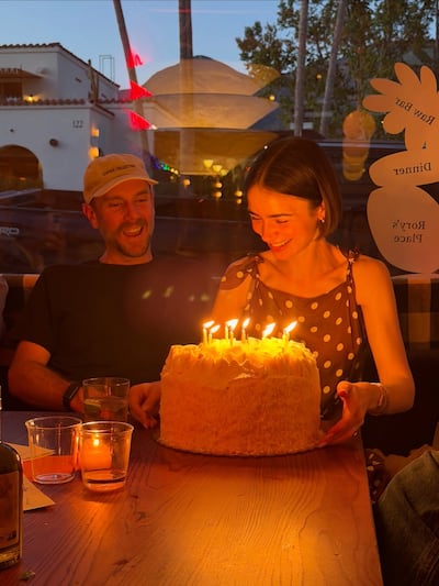 ¡Felices! Lily Collins, a punto de apagar las velitas de su torta de cumpleaños, y su marido Charlie McDowell.