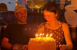 ¡Felices! Lily Collins, a punto de apagar las velitas de su torta de cumpleaños, y su marido Charlie McDowell.
