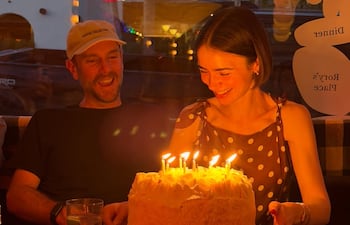 ¡Felices! Lily Collins, a punto de apagar las velitas de su torta de cumpleaños, y su marido Charlie McDowell.